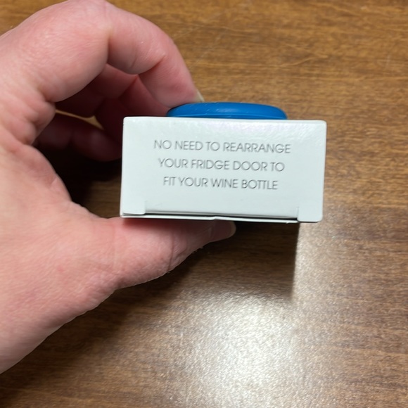 “NWT “Therapy” Wine Bottle Reusable Silicone Cap - Picture 3 of 6